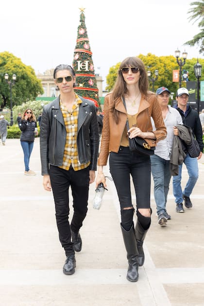 La modelo internacional Dafne Cejas acompañada por su marido Andrés Cigorraga Castex.