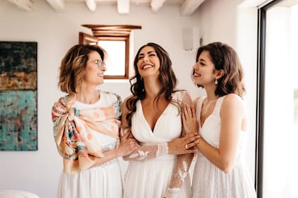 La modelo italiana junto a su madre, Bianca María D’Errico, y su
hermana, Asia