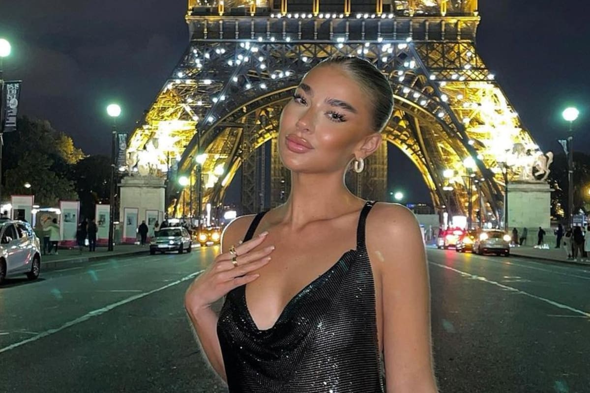 La modelo Jess Hunt fue acusada por sus seguidores de usar un programa de edición para que pareciera que estaba frente a la Torre Eiffel, en París