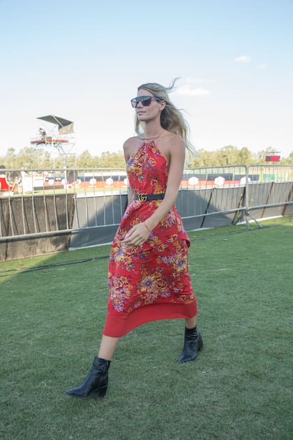 La modelo Julieta Ricardez, llegando al predio donde se llevó adelante el Polo Jumping Tour, organizado por su novio, Felipe Magnasco, y por Matías López.