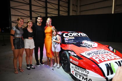 La modelo junto a su novio y sus tres hijas
