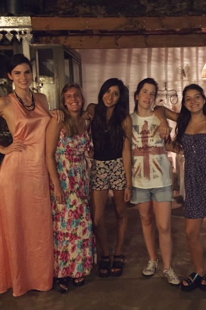 La modelo Laura Rivarola posa con sus amigas y está sin tacos