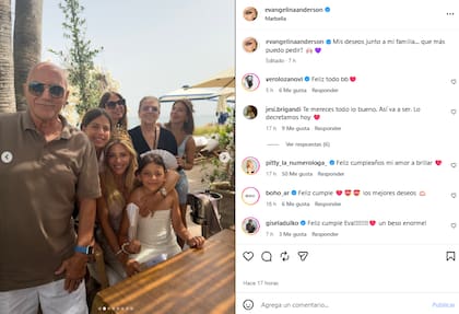 La modelo le dio la bienvenida a los 43 con sus hijas, sus padres y sus amigas (Foto: Instagram @evangelinaanderson)