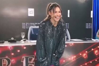 La modelo levantó demasiado su vestido y se vio lo que tenía debajo