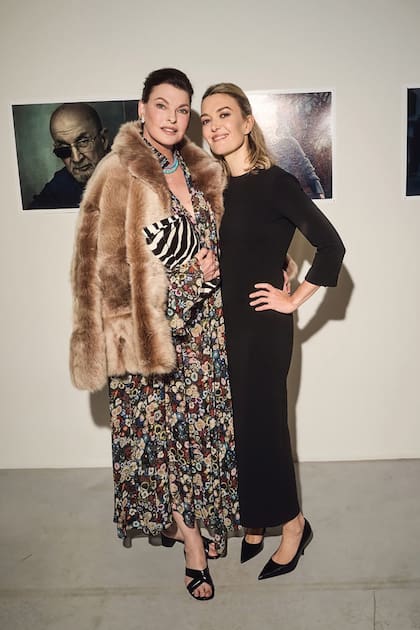 La modelo Linda
Evangelista, con
vestido de estampa
floral y abrigo de piel,
posa junto a Marta
