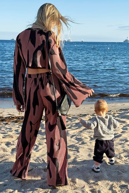La modelo llevó una valija
cargada de outfits. Con total look
estampado y cartera de Gucci,
recorre las playas de Cannes.