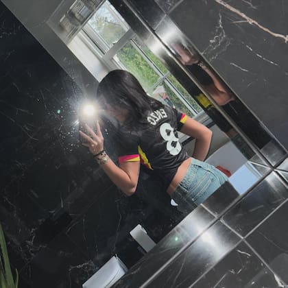 La modelo lució la camiseta de Enzo y dejó en claro que volvieron a apostar al amor (Foto: Instagram @valucervantes)