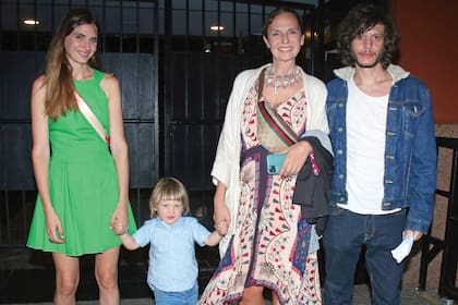 La modelo Mia Flores Pirán junto a su mamá, Ginette Reynal, su pareja, Luis Ortega, y su hijo Ramsés.