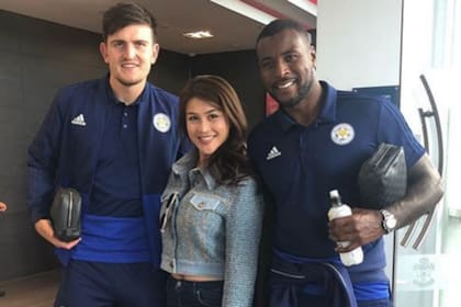 La modelo Nusara Suknamai junto con los futbolistas de Leicester Maguire y Morgan