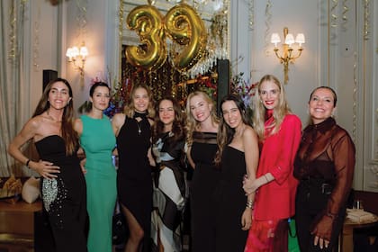 La
modelo posa
con algunas
de sus amigas
presentes,
entre
quienes se
encontraban
Vicky Martín
Berrocal,
Paz Torralba,
Linda
Scaperotto
y Ornella
Desirée Bellia