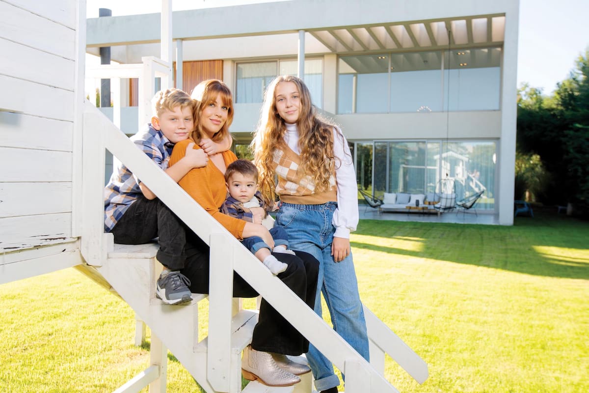 La modelo posa en el jardín de su hogar con sus tres herederos. “Me gusta ser una mamá presente y los acompaño en todo”.