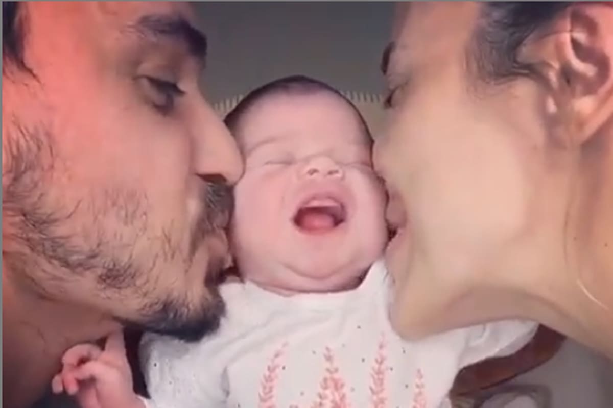 La modelo presentó a su hija, Martina, con un tierno video junto a su marido