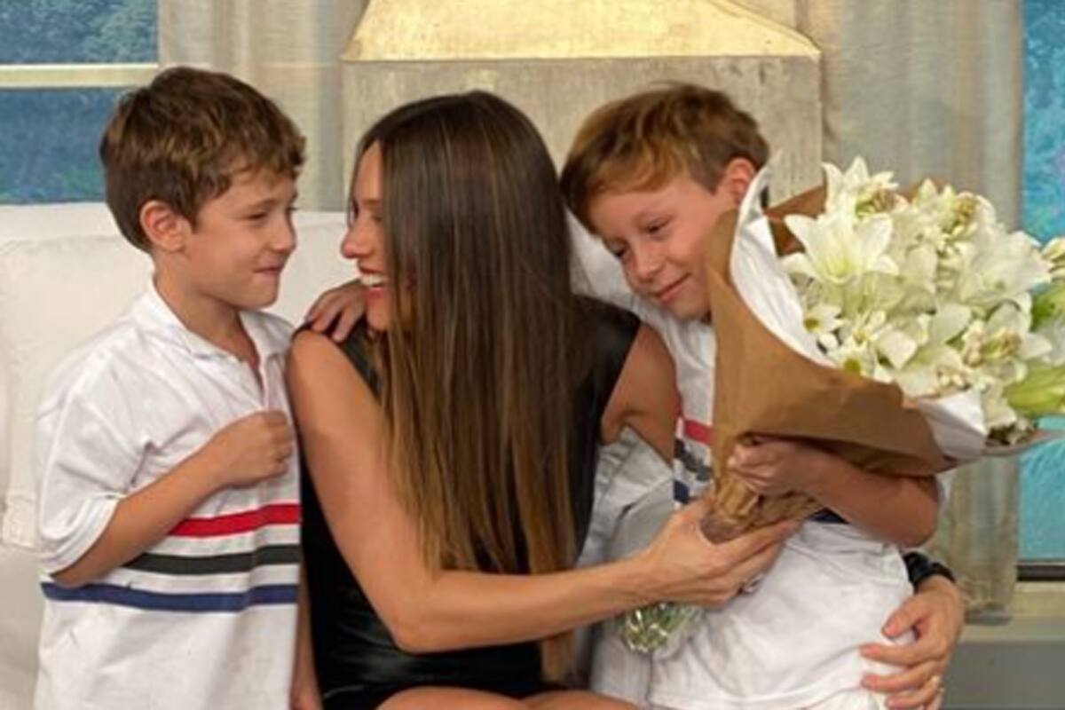 La modelo recibió un ramo de flores de dos de sus hijos, Benicio y Beltrán, y no pudo contener la emoción por la sorpresa