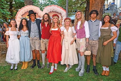 La modelo rodeada por su familia en la “Heidifest”: sus hijos Leni Klum, Henry Samuel (con su novia, Kayla Betulius), Johan Samuel y Lou Klum; su marido, Tom Kaulitz; su mamá, Erna Klum, y su cuñado, Bill Kaulitz (de chaleco lila)