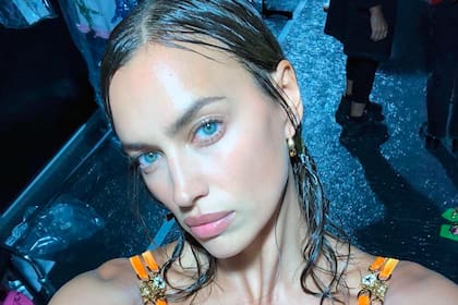 La modelo rusa participó de una sensual producción de trajes de baño para la reconocida marca de ropa