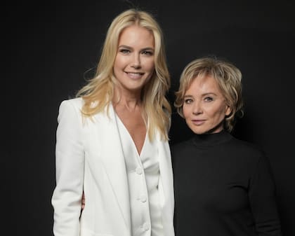 La modelo se acercó al backstage para felicitar a la diseñadora Alberta Ferretti por su nueva colección
