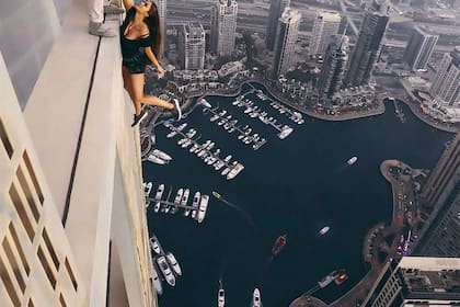 La modelo se colgó desde 300 metros de altura