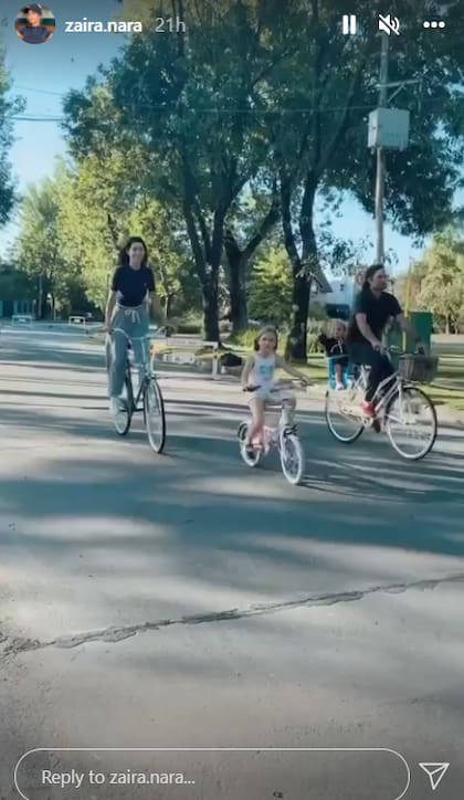 La modelo se dejó ver con Jakob paseando en bici por la zona residencial donde viven