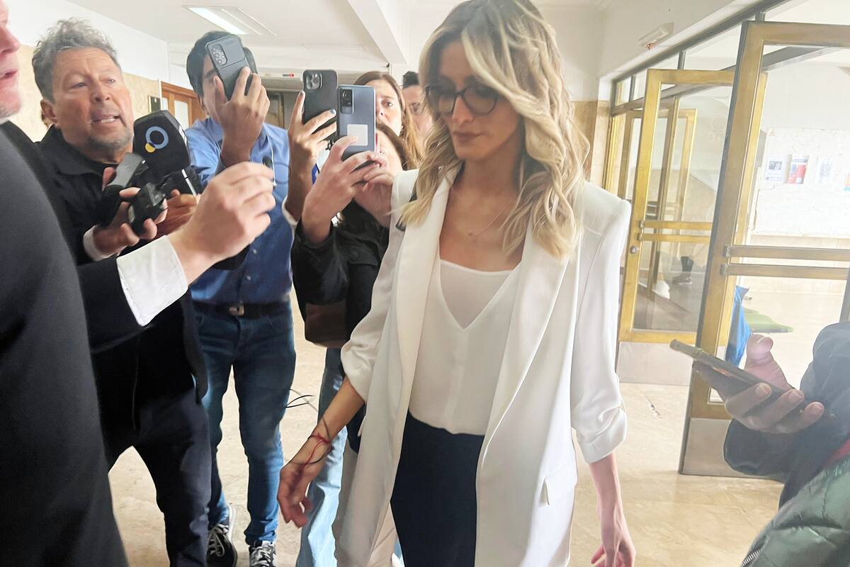 La modelo se hizo esperar en los tribunales: llegó 50 minutos tarde a la cita con el fiscal González.