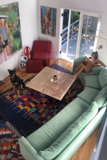 Emily Ratajkowski posó desnuda desde el sillón de su casa