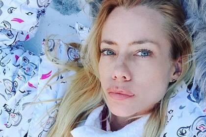 La modelo se mostró muy hot en una alfombra mientras se encuentra descansando en Bariloche