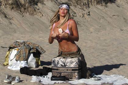 La modelo se prepara en el arenal para una sesión de fotos