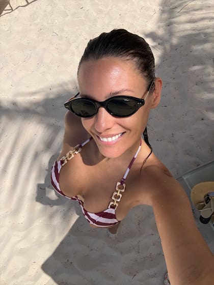 La modelo también se lució con un traje de baño bordó y blanco (Foto: Instagram @pampitaoficial)
