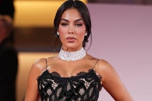 La modelo utilizó una gargantilla, aros y anillos con estilo floral