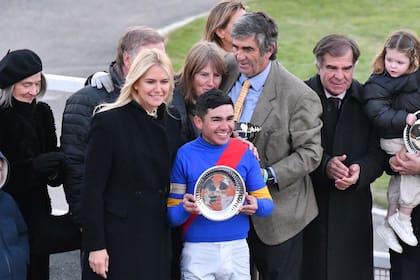 La modelo Valeria Mazza estuvo en la entrega de premios y le dio su bandeja al feliz jockey, Francisco Gonçalves.