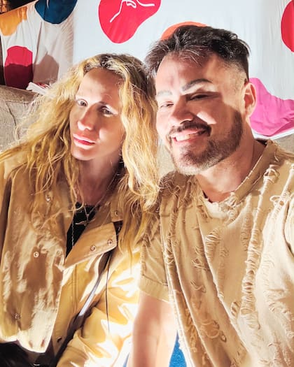 La modelo viajó acompañada por su mejor amigo Sebastián Waizer (Foto: Instagram @jprandi)