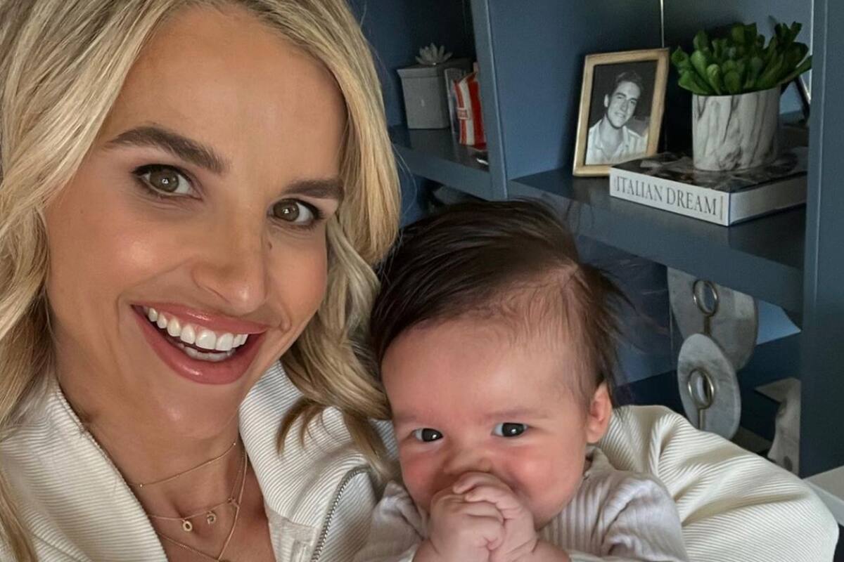 La modelo Vogue Williams viajaba con su tres bebés en un avión y sufrió un incidente que se hizo viral