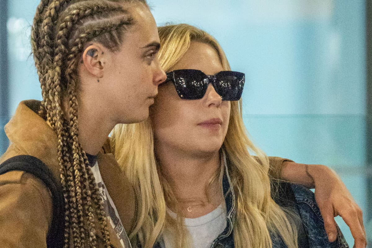 La modelo y actriz fue vista en el aeropuerto Heathrow de Londres con la intérprete de Pretty Little Liars, confirmando así su flamante noviazgo