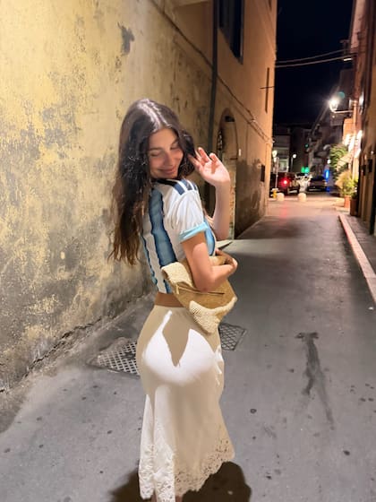 La modelo y actriz se puso la camiseta y pese a estar de vacaciones posó vestida con los colores albicelestes en un claro gesto de aliento