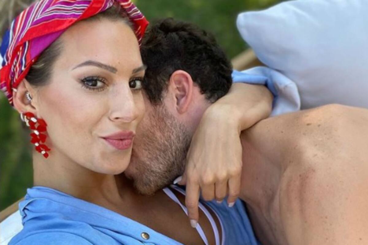 La modelo y bailarina mostró la celebración de la fecha y un posteo despertó rumores de que se había comprometido