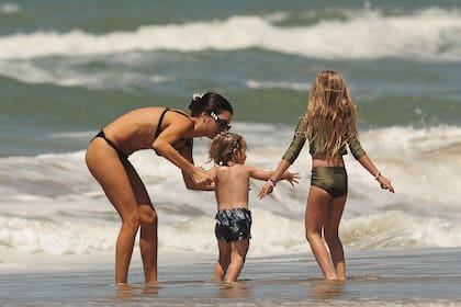 La modelo y conductora acompañó a sus hijos en sus baños de mar y sus juegos.