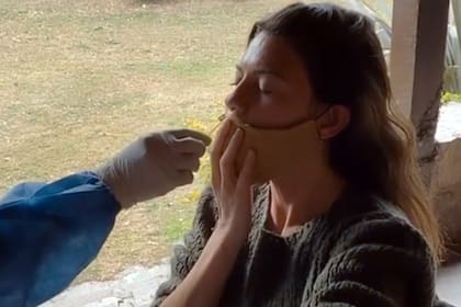 La modelo y conductora compartió el video del momento en que se hizo el hisopado para saber si contrajo coronavirus en el viaje a su provincia natal