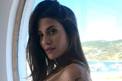 La modelo y conductora se mostró al natural en una producción