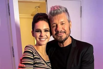 La modelo y el conductor, luego de uno de los primeros desfiles de Juanita