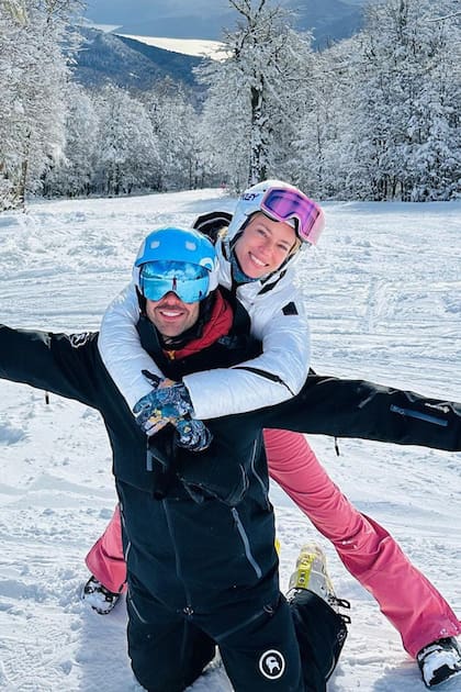 La modelo y el piloto de de Turismo Carretera, Turismo Nacional y Pick Ups hicieron snowboard, pasearon y comieron con amigos.