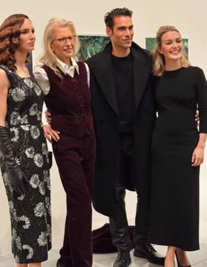 La modelo y empresaria Eugenia Silva (que llevó un vestido del diseñador japonés Junya Watanabe, perteneciente a la colección otoño-invierno 1999), Annie Leibovitz, el supermodelo y actor Jon Kortajarena y Marta