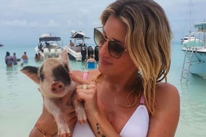 La modelo y panelista posó en la playa con un chancho