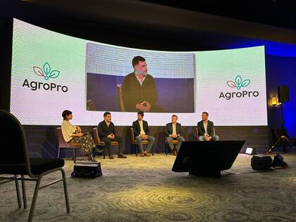 La moderadora Luisina López Hiriart, Fernando Bautista (Santander), Juan Lariguet (Corteva), Hernán Busch (Banco Galicia) e Ignacio Eguren (AgroPro)