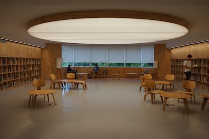 La moderna biblioteca de la secundaria, en la sede de Olivos, es cómoda, tranquila y muy completa.