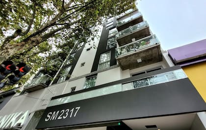 La modernidad de los nuevos edificios, como la torre de San Martín al 2300, convive con antiguas casonas