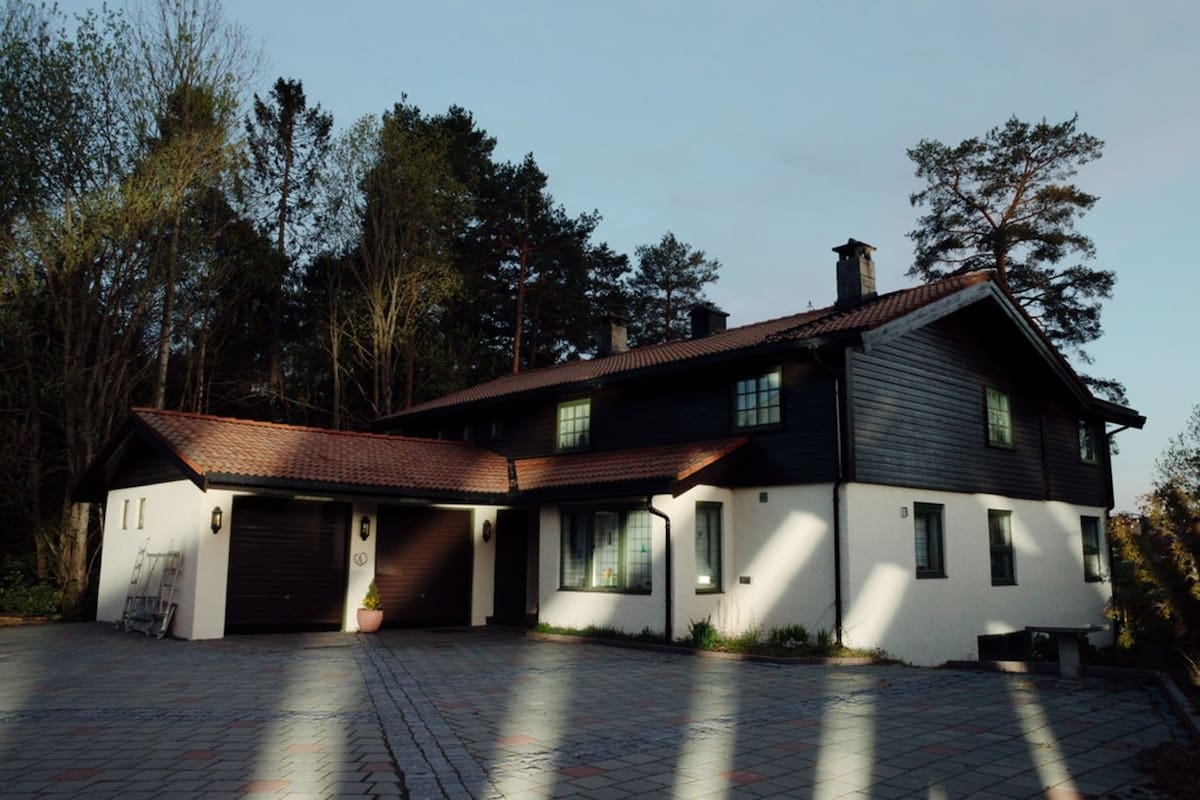 La modesta casa de la familia Hagen en una calle sin salida en las afueras de Oslo no tiene cámaras de seguridad, y los visitantes pueden caminar directamente hacia la puerta