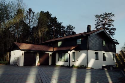 La modesta casa de la familia Hagen en una calle sin salida en las afueras de Oslo no tiene cámaras de seguridad, y los visitantes pueden caminar directamente hacia la puerta