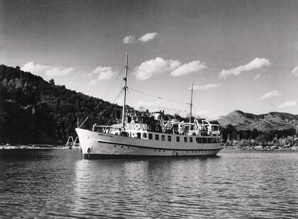 La Modesta Victoria fue construida por Parques Nacionales en 1937. La entidad la operó hasta 1969. Lleva
ese nombre en honor a la primera embarcación que llegó al Nahuel Huapi