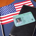 La nueva regla sobre green cards que afecta a unos 290 mil migrantes del estado