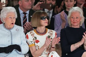 La modista de la reina, Angela Kelly (la primera a la derecha) y la monarca tienen un interés compartido en modas.