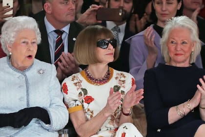 La modista de la reina, Angela Kelly (la primera a la derecha) y la monarca tienen un interés compartido en modas.